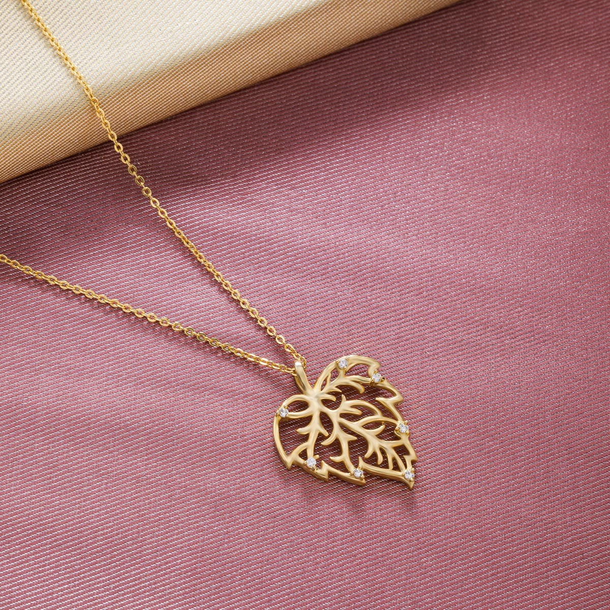 Necklace_White Stone_Golden_1