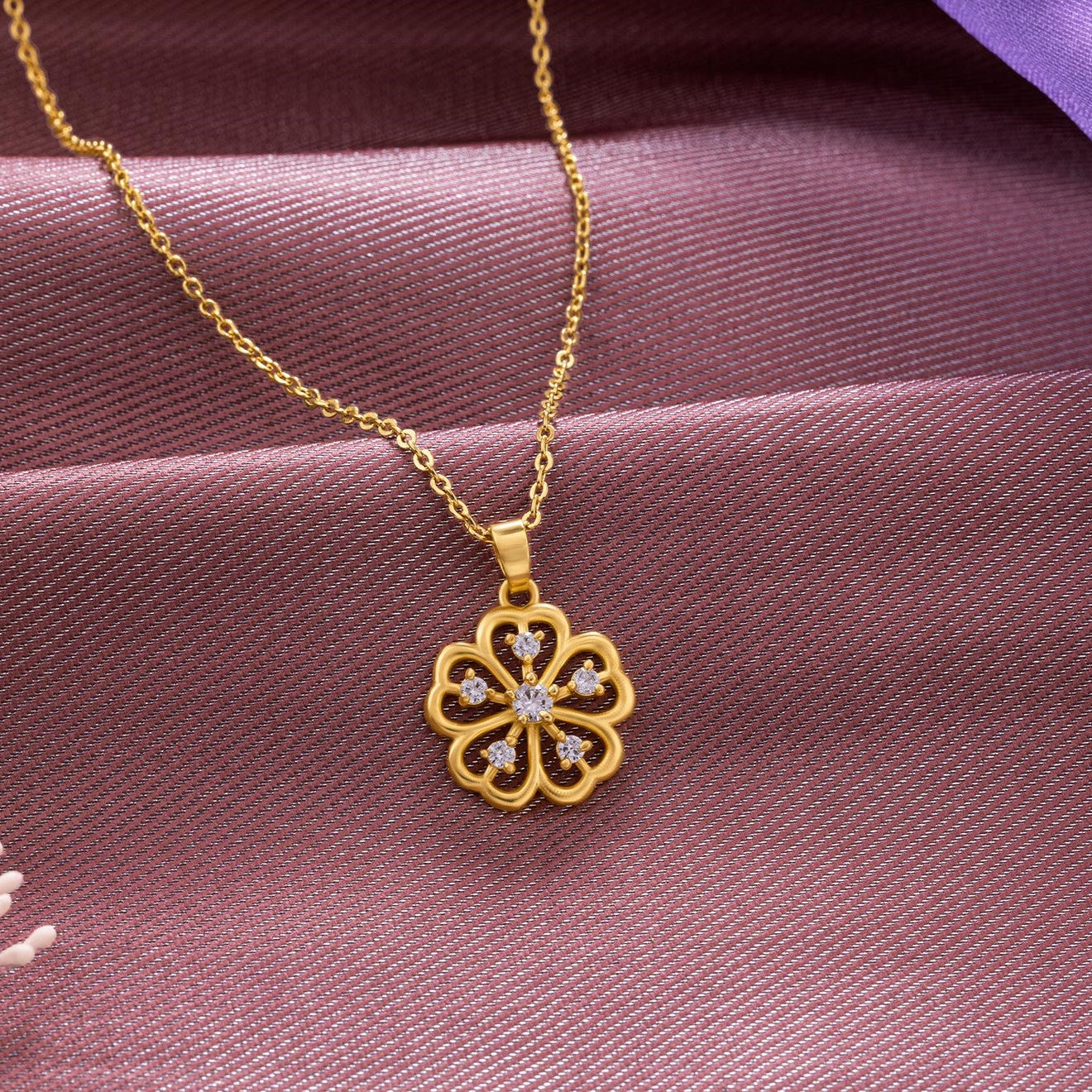 Necklace_White Stone_Golden_1