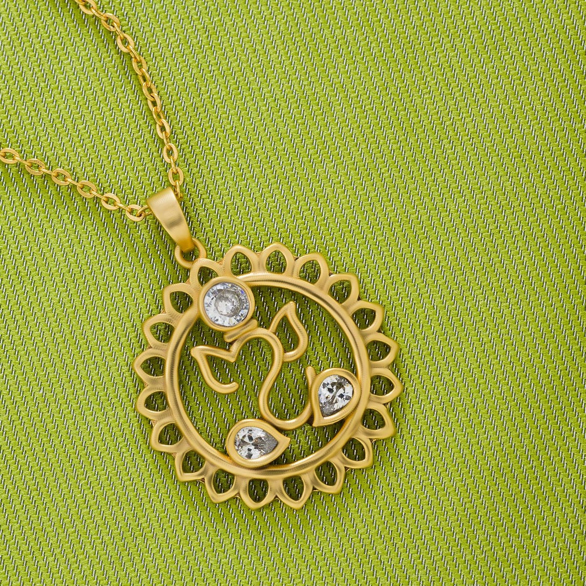 Necklace_White Stone_Golden_1