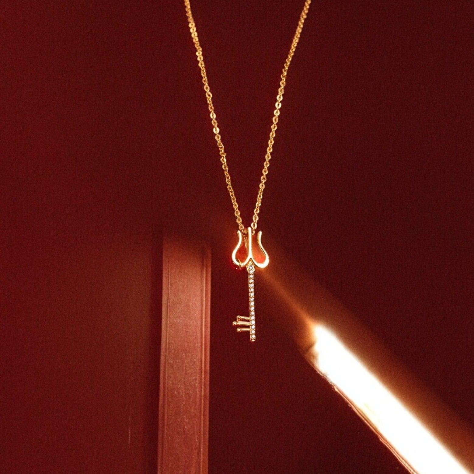 Necklace_White Stone_Golden_1