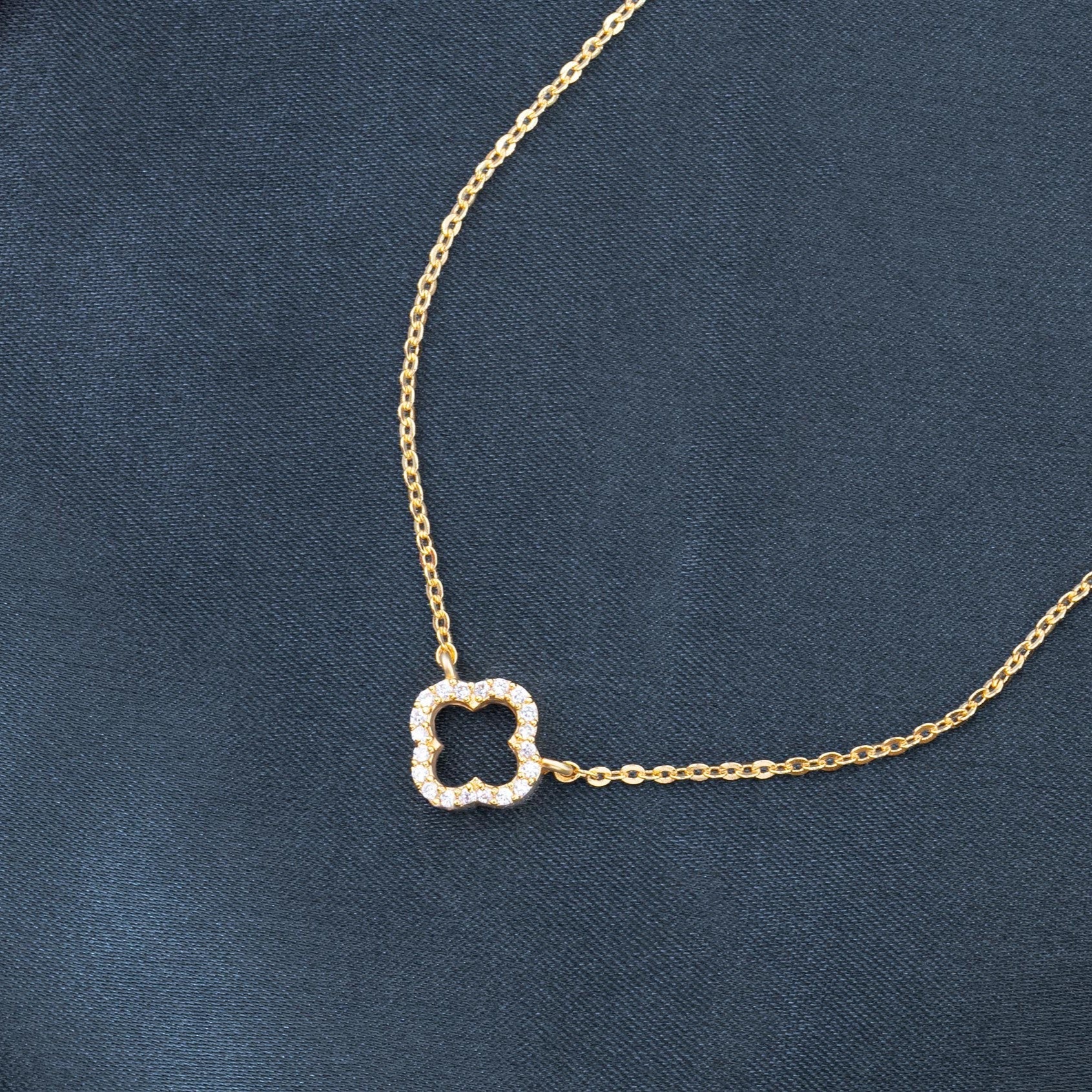 Necklace_White Stone_Golden_1